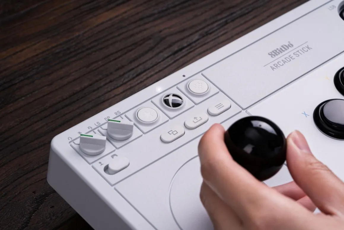 Arcade Stick 2.4G/USB pour Xbox Series X/S, Xbox One et Windows - Edition Blanche / White Edition^8Bitdo Sale