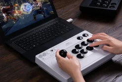 Arcade Stick 2.4G/USB pour Xbox Series X/S, Xbox One et Windows - Edition Blanche / White Edition^8Bitdo Sale