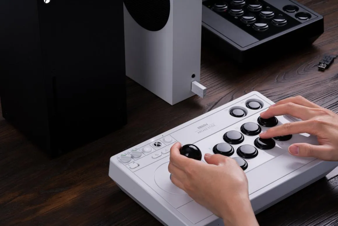 Arcade Stick 2.4G/USB pour Xbox Series X/S, Xbox One et Windows - Edition Blanche / White Edition^8Bitdo Sale