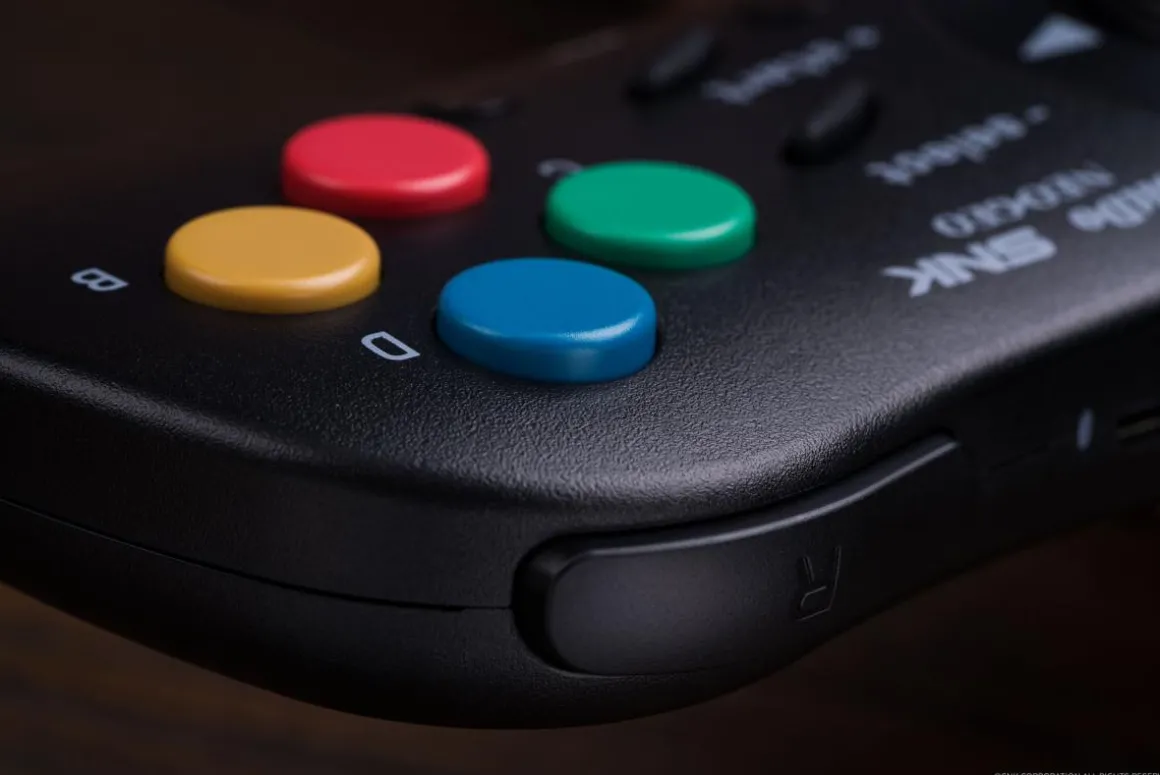 Kyo Kusanagi Edition : Manette Bluetooth Style SNK Neo Geo - compatible PC Windows, Android & Neo Geo Mini^8Bitdo Best